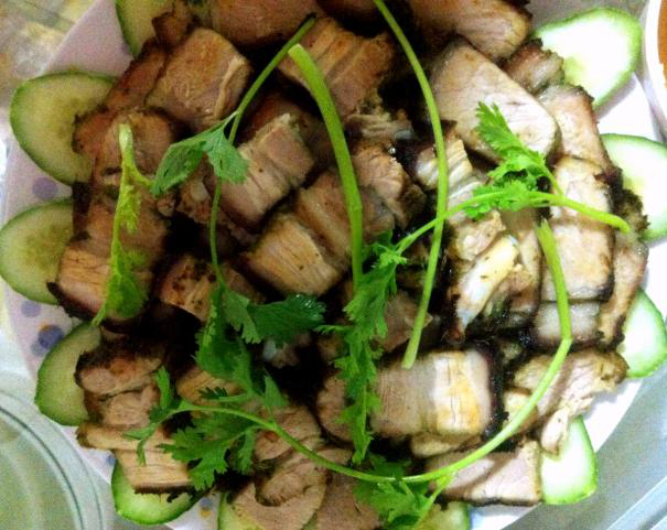 Giòn thơm heo chiên lá mác mật