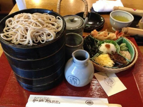 B&ecirc;n trong tiệm m&igrave; soba phục vụ ho&agrave;ng gia Nhật Bản - Ảnh 4.