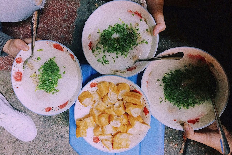 C&aacute;c qu&aacute;n ch&aacute;o l&acirc;u năm cho ng&agrave;y mưa S&agrave;i th&agrave;nh - Ảnh 4.
