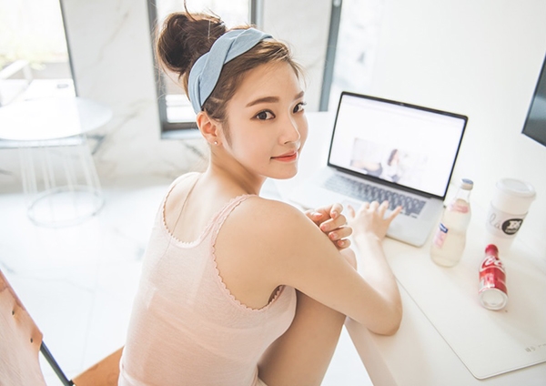 Những th&oacute;i quen l&agrave;m tổn thương nặng nề đến l&agrave;n da - Ảnh 4.