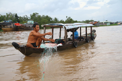 Thời khắc đối mặt c&aacute; khủng của d&acirc;n ch&agrave;i miền T&acirc;y - Ảnh 2.