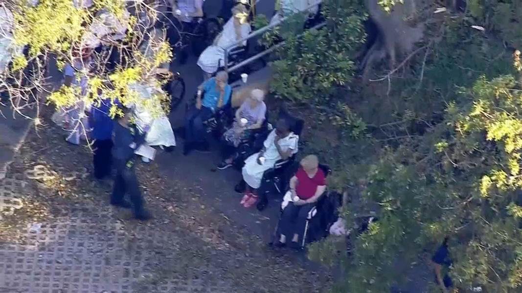 Cảnh sát sơ tán những người cao tuổi ra khỏi cơ sở. Ảnh: NBC News