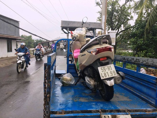 Triều cường tấn c&ocirc;ng v&agrave;o trung t&acirc;m TP HCM - Ảnh 15.