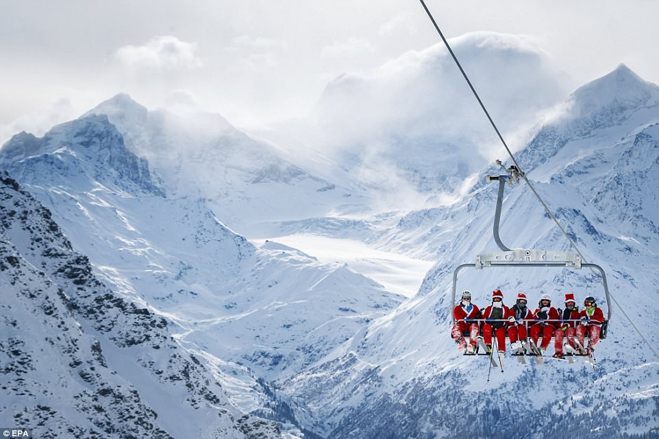 Bắt gặp h&agrave;ng ng&agrave;n &ocirc;ng gi&agrave; Noel vui vẻ tr&ecirc;n n&uacute;i Alps - Ảnh 4.