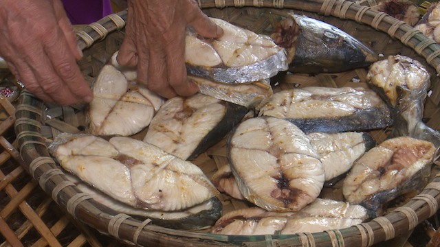 "Chết thèm" nhìn nướng cá bằng than ở Cửa Lò ngày rét