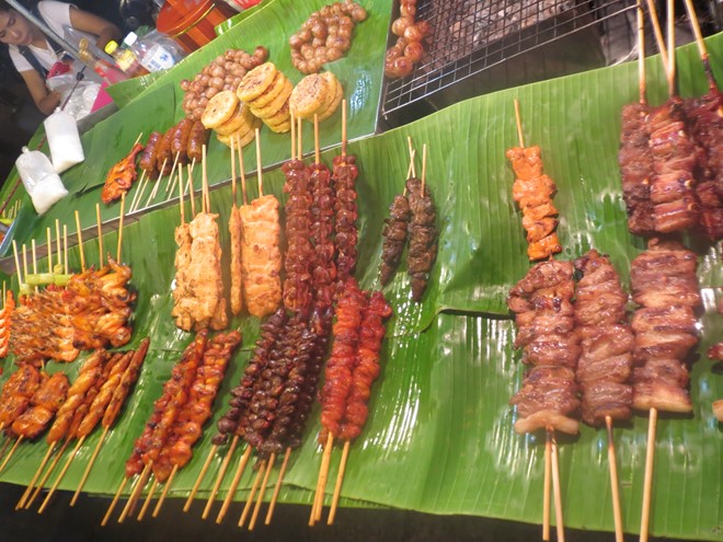 Đồ ăn đa dạng tại các con phố hay khu chợ đêm, đặc biệt là đồ nướng. Ảnh: Mai Phương.