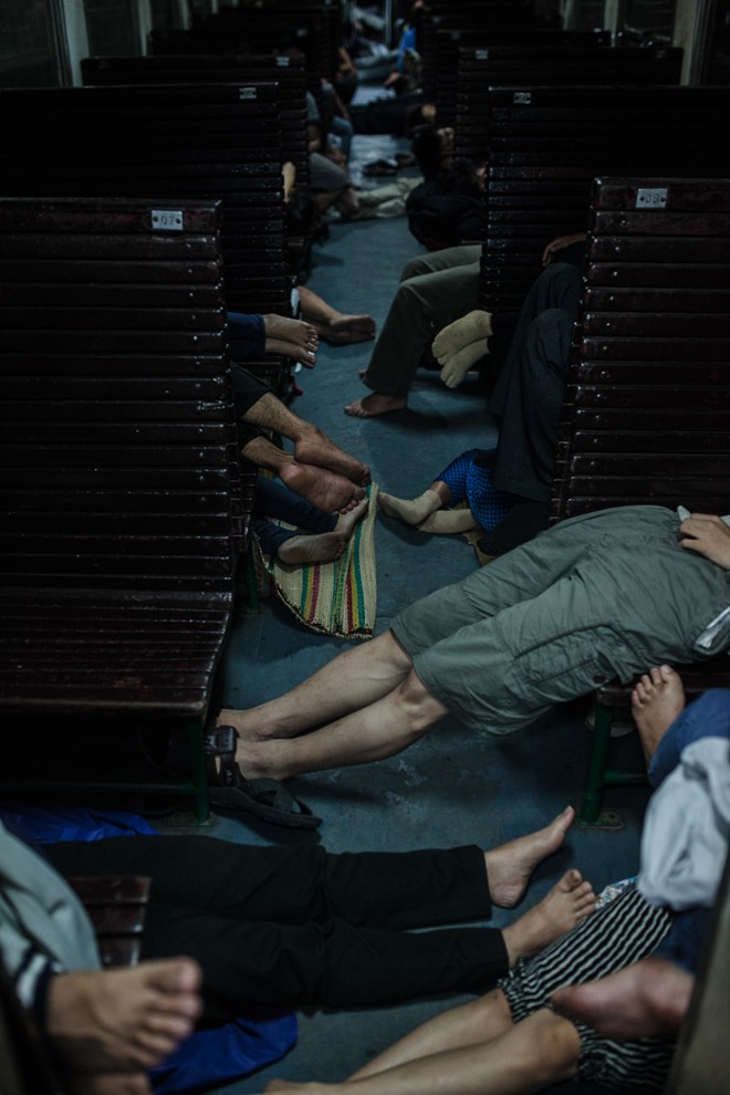 Bên trên một toa tàu TN2. Mặc dù toa này sử dụng ghế ngồi cứng nhưng đa số hành khách đều nằm