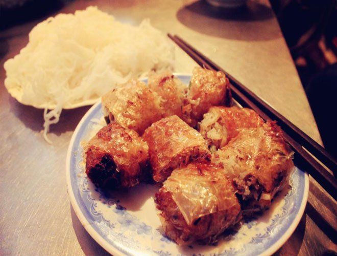
B&uacute;n nem cua bể l&agrave; m&oacute;n ăn biến tấu của b&uacute;n chả. Thay v&igrave; ăn chả, người ta ăn b&uacute;n với những chiếc nem r&aacute;n v&agrave;ng ruộm, thơm m&ugrave;i vị đặc trưng của cua bể. Nem ngon phải l&agrave; nem được l&agrave;m từ gạch cua biển Hải Ph&ograve;ng, m&igrave;nh d&agrave;y, nặng từ 0,5 đến 1 kg. Gi&aacute; một suất b&uacute;n nem cua bể l&agrave; 30.000 đồng, th&ecirc;m nem, gi&aacute; từ 7.000 đến 10.000 đồng một c&aacute;i. Ảnh: Tin Phạm
