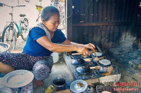 
Người l&agrave;m b&aacute;nh sẽ d&ugrave;ng miếng thịt mỡ tươi qu&eacute;t v&agrave;o nồi để kh&ocirc;ng d&iacute;nh bột hồ khi đồ b&aacute;nh, sau đ&oacute; đổ đều một lớp bột nước mỏng tang rồi đậy vung lại chờ cho b&aacute;nh s&ocirc;i. Chờ chừng gần 1 ph&uacute;t đ&atilde; c&oacute; ngay những c&aacute;i b&aacute;nh n&oacute;ng hổi.
