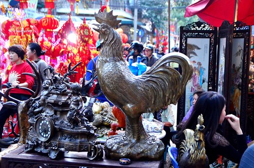 Những ch&uacute; g&agrave; trống được b&agrave;y b&aacute;n kh&aacute; nhiều tại chợ tết H&agrave; Nội.