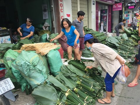 Một gian hàng lá dong có sức bán lớn. Ảnh: Trần Chánh Nghĩa