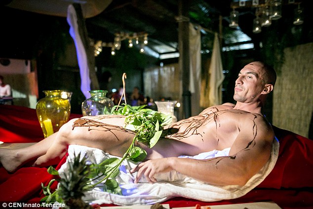 Nhà hàng khoả thân phục vụ món ăn trên cơ thể người