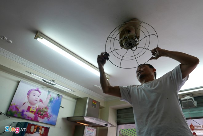 Năm mới, con người được ăn diện, sắm quần áo mới thì đồ đạc cũng phải được lau chùi sạch sẽ để đón Tết, ông Bình (phố Hàng Thiếc) chia sẻ khi đang loay hoay lắp chiếc quạt.