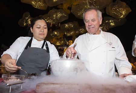 
Đ&acirc;̀u b&ecirc;́p Wolfgang Puck đã có 23 năm kinh nghi&ecirc;̣m chu&acirc;̉n bị cho các bữa ti&ecirc;̣c
