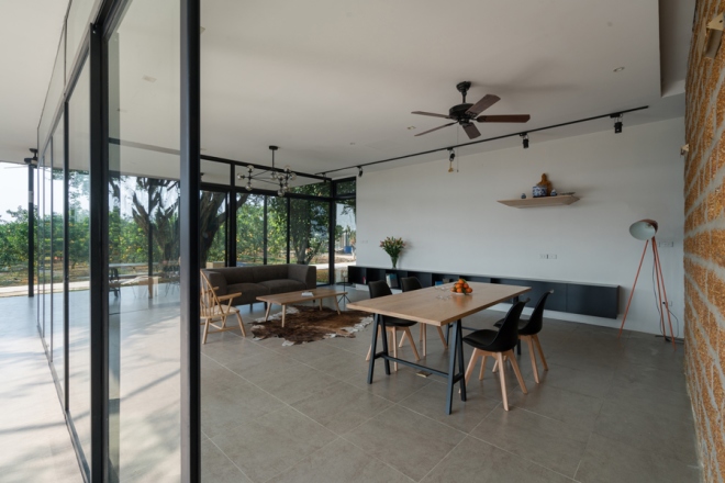 Khu nh&agrave; trung t&acirc;m (140 m2) gồm ph&ograve;ng kh&aacute;ch, ph&ograve;ng ăn, bếp được dựng lại tr&ecirc;n thềm c&ocirc;ng tr&igrave;nh cũ đ&atilde; hư hỏng. C&aacute;c ph&ograve;ng ngủ nằm t&aacute;ch biệt ở một khu vực kh&aacute;c.
