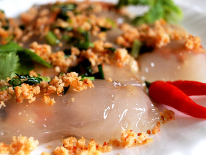 Bánh bột lọc là món quà chiều được ưa chuộng ở khu chợ ẩm thực bên bến Ninh Kiều.