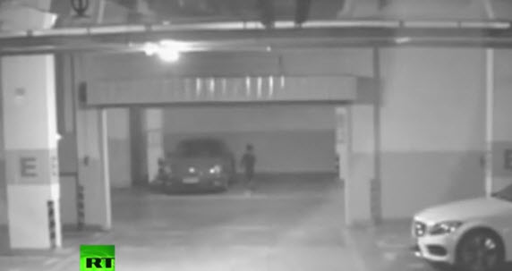 Cậu bé 6 tuổi lấy chìa khóa của mẹ vào xe điều khiển.