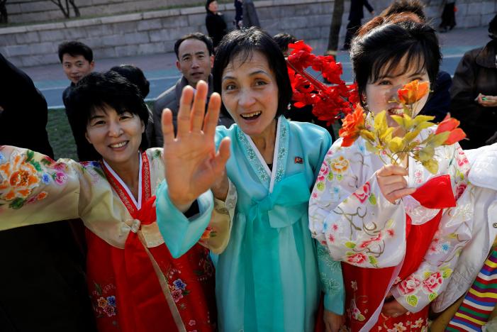 Người d&acirc;n trong trang phục truyền thống tham dự sự kiện. Ảnh: Reuters