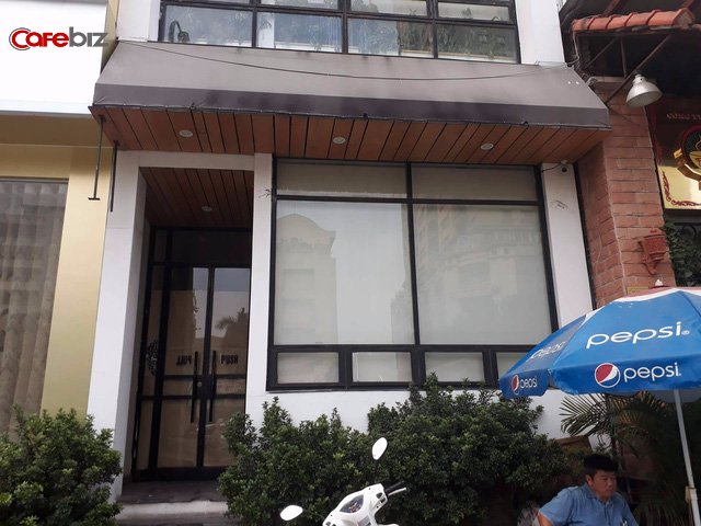 The KAfe tại 52, Nguyễn Ch&iacute; Thanh cũng đ&oacute;ng cửa, biển hiệu đ&atilde; bị th&aacute;o dỡ.