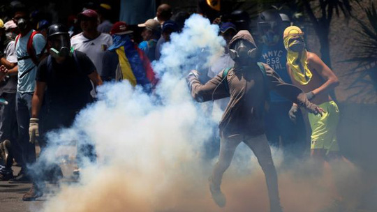 Biểu tình khắp Venezuela, hai sinh viên thiệt mạng