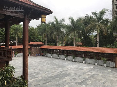 Từ tầng 2 của ng&ocirc;i nh&agrave; s&agrave;n nh&igrave;n ra một khoảnh s&acirc;n rộng, được bao quanh bởi một h&agrave;ng r&agrave;o cũng l&agrave;m từ gỗ lim, c&oacute; m&aacute;i che.