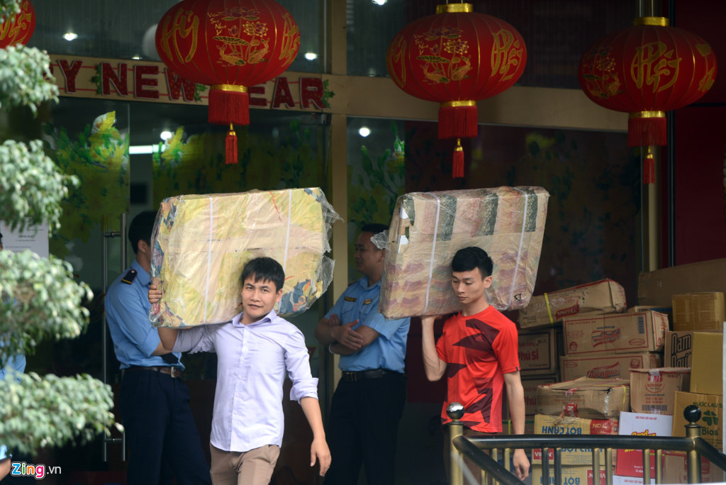Hoạt động vận chuyển hàng hóa đi và đến tấp nập. Hội viên đến từ các tỉnh xa ra về với số lượng hàng hóa lớn.