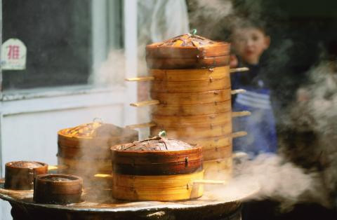 Bắc Kinh, Trung Quốc: C&aacute;c khu chợ ở Bắc Kinh c&oacute; h&agrave;ng ngh&igrave;n quầy b&aacute;n đồ ăn, từ sủi cảo đến bọ cạp chi&ecirc;n. Ch&iacute;nh quyền Bắc Kinh dẹp bớt c&aacute;c quầy b&aacute;n ở vỉa h&egrave; những năm gần đ&acirc;y, song vẫn c&oacute; nhiều khu c&ograve;n hoạt động. M&oacute;n phải thử ở đ&acirc;y l&agrave; b&aacute;nh jianbing, một loại b&aacute;nh crepe ăn trong bữa s&aacute;ng với trứng r&aacute;n, h&agrave;nh v&agrave; một loại xốt đặc biệt.
