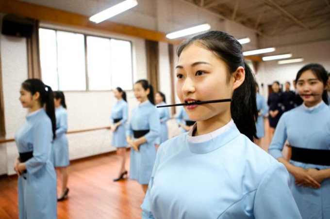 Cười đẹp như tiếp viên hàng không - sự thật khó đến bất ngờ