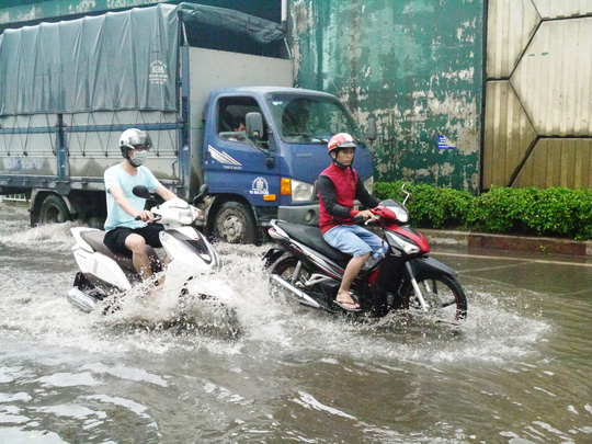 TP HCM lại chìm trong biển nước - Ảnh 18.