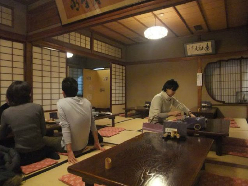 B&ecirc;n trong tiệm m&igrave; soba phục vụ ho&agrave;ng gia Nhật Bản - Ảnh 5.