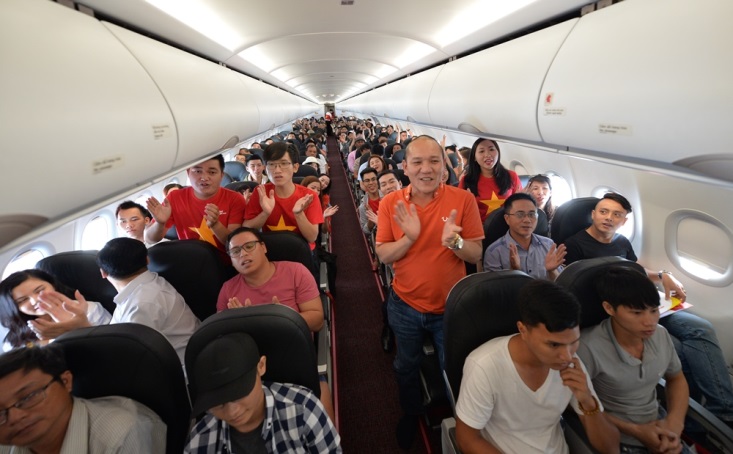 Mừng Tết Độc lập, khách Vietjet được nhận quà và cùng hát acapella - Ảnh 6.