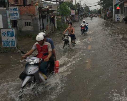 Triều cường tấn c&ocirc;ng v&agrave;o trung t&acirc;m TP HCM - Ảnh 16.