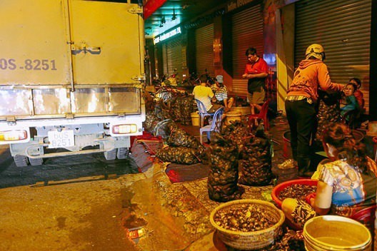 Những khu chợ chỉ b&aacute;n một mặt h&agrave;ng ở Việt Nam - Ảnh 5.