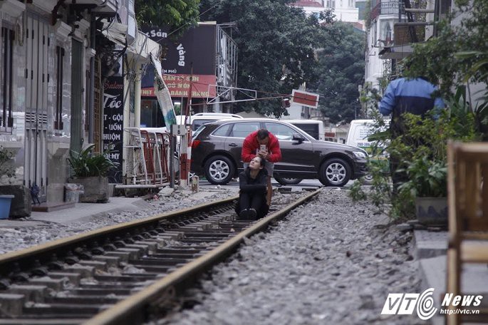 Du kh&aacute;ch th&iacute;ch th&uacute; c&agrave; ph&ecirc; đường ray t&agrave;u hỏa H&agrave; Nội - Ảnh 5.