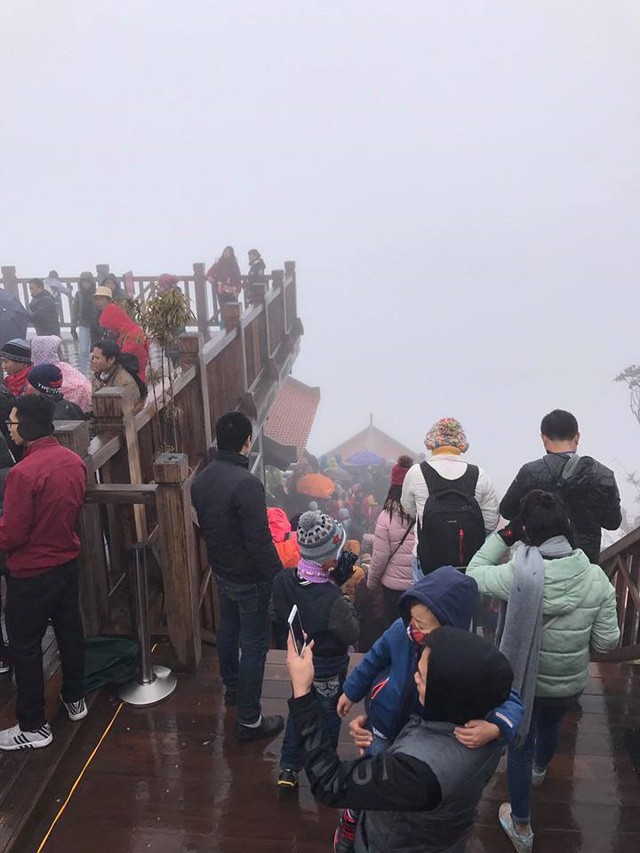 Sapa chìm trong biển người, 3 tiếng di chuyển được 30km - Ảnh 5.