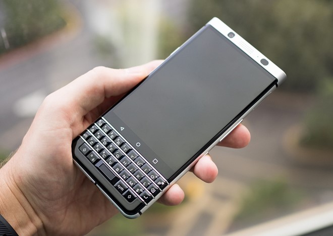 Mercury vẫn giữ được ấn tượng với các fan BlackBerry chính là bàn phím cứng QWERTY (cảm ứng) bên cạnh màn hình cảm ứng lớn với các nút điều hướng quen thuộc của nền tảng Android.