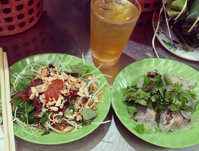 
Nộm b&ograve; kh&ocirc; l&agrave; m&oacute;n được c&aacute;c bạn trẻ y&ecirc;u th&iacute;ch. Nộm b&ograve; kh&ocirc; ở đ&acirc;y được sấy nguy&ecirc;n miếng to bằng ng&oacute;n tay &uacute;t. Khi ăn, nộm sẽ trộn đều với đu đủ xanh, rau thơm. nước sốt chua ngọt lạc rang,... Hương vị thịt b&ograve; vẫn c&ograve;n tươi nguy&ecirc;n quyện với sự gi&ograve;n m&aacute;t, ngọt thanh của nộm c&ugrave;ng vị chua ngọt của tương ớt sẽ l&agrave;m bạn muốn ăn m&atilde;i m&agrave; kh&ocirc;ng ng&aacute;n. Gi&aacute; mỗi suất nộm khoảng 30.000 đồng. Ảnh: Hương Giang
