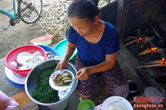 
Đ&atilde; 8 năm nay, d&ugrave; ng&agrave;y mưa hay nắng th&igrave; qu&aacute;n b&aacute;nh kho&aacute;i của b&agrave; Đồng ở chợ Ng&ograve; (Sơn Hải, Quỳnh Lưu) lu&ocirc;n đ&ocirc;ng kh&aacute;ch mỗi buổi s&aacute;ng. B&agrave; bắt đầu nh&oacute;m bếp l&uacute;c 5 giờ s&aacute;ng v&agrave; chỉ 9 giờ th&igrave; đ&atilde; b&aacute;n hết 3 kg bột b&aacute;nh.
