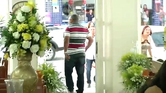 Tay súng bình tĩnh rời khỏi nhà thờ. Ảnh: Daily Mail