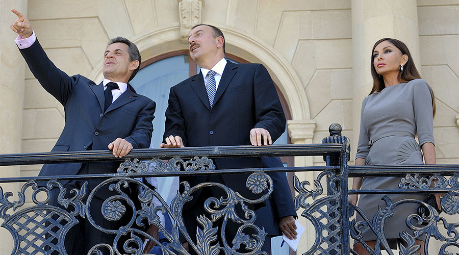 Bà Mehriban trong lần đón tiếp Tổng thống Pháp Nicolas Sarkozy hồi năm 2011. Ảnh: REUTERS