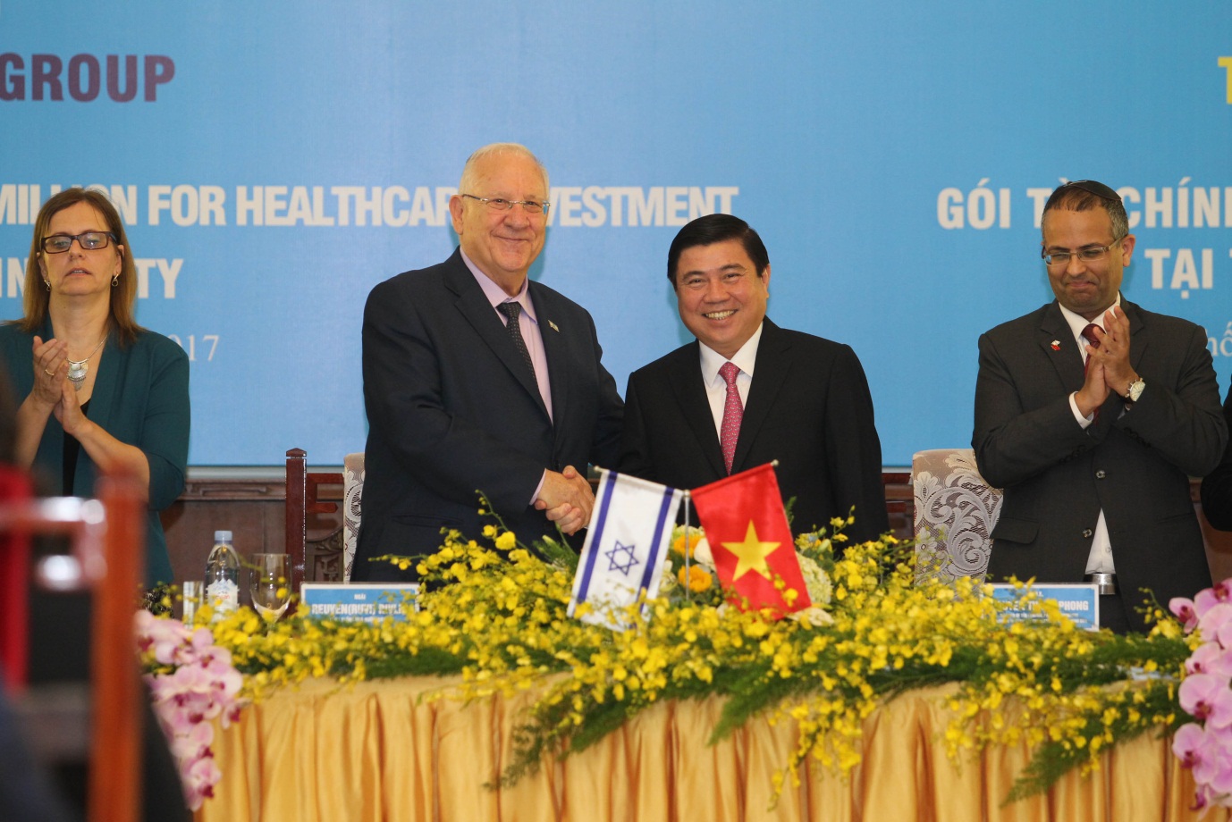 Lễ k&yacute; kết bản ghi nhớ về g&oacute;i t&agrave;i ch&iacute;nh 200 triệu USD trong lĩnh vực y tế giữa Tập đo&agrave;n Jasmine (Israel) v&agrave; C&ocirc;ng ty Cổ phần Đầu tư Địa ốc Đất V&agrave;ng Ảnh: HO&Agrave;NG TRIỀU