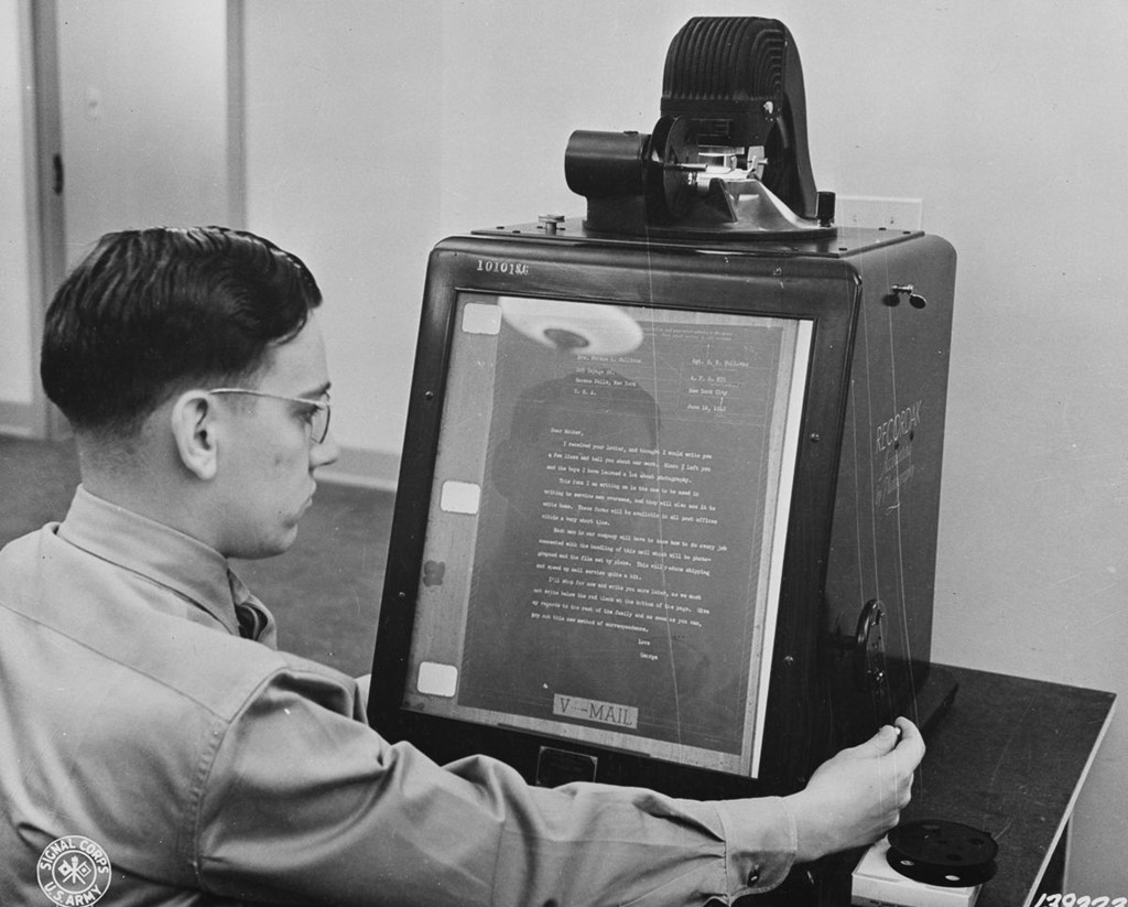 
V-mail được thu ph&oacute;ng tr&ecirc;n một chiếc m&aacute;y chỉnh sửa thời đ&oacute; để x&oacute;a lỗi sai.
