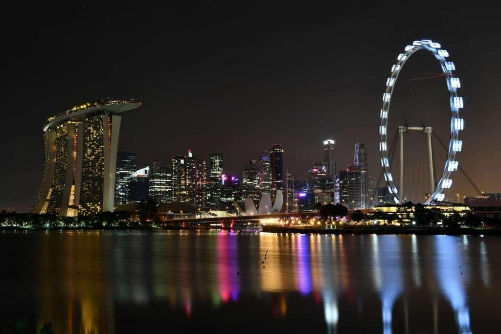 
Khu vực Marina Bay của Singapore tham gia sự kiện Giờ Tr&aacute;i đất h&ocirc;m 25-3 Ảnh: THE STRAITS TIMES
