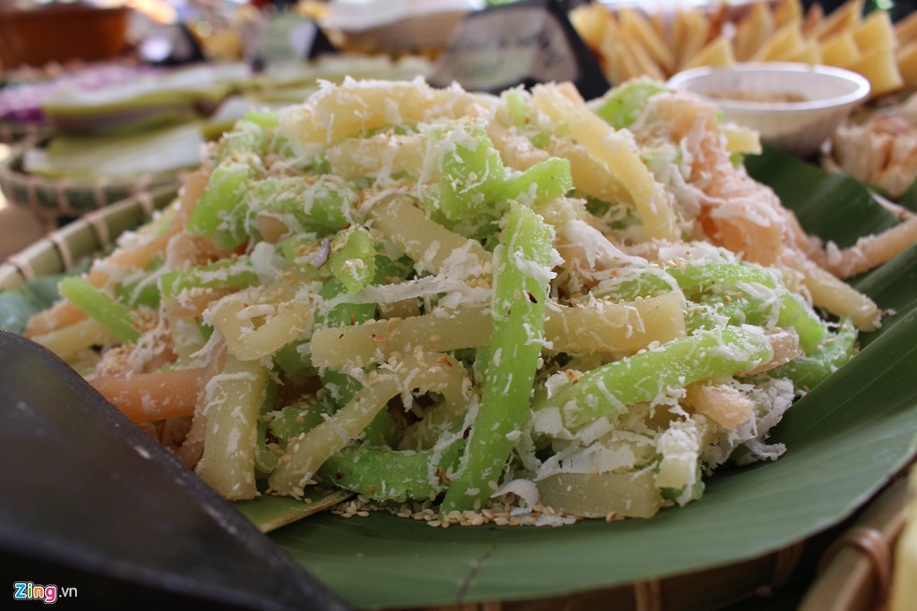 
B&aacute;nh tằm: Những sợi b&aacute;nh nhiều m&agrave;u sắc được l&agrave;m bằng củ m&igrave; (sắn) phủ dừa b&agrave;o, m&egrave; rang v&agrave;ng lu&ocirc;n c&oacute; sức h&uacute;t với thực kh&aacute;ch S&agrave;i th&agrave;nh. Một phần b&aacute;nh tằm hiện nay c&oacute; gi&aacute; khoảng 10.000 đồng

