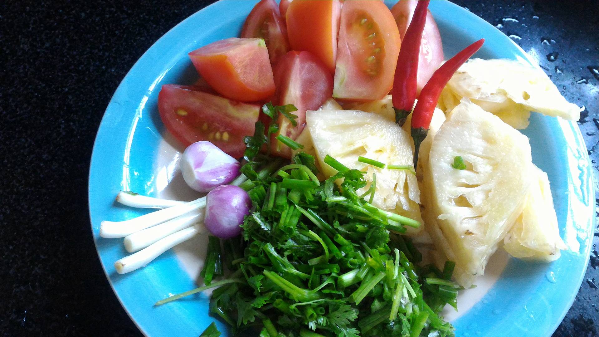 
C&agrave; chua, thơm, h&agrave;nh ng&ograve;, ớt những nguy&ecirc;n liệu kh&ocirc;ng thể thiếu cho m&oacute;n canh ng&oacute;t
