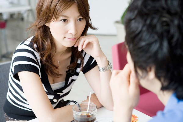 
N&oacute;i về người phụ nữ kh&aacute;c một c&aacute;ch th&iacute;ch th&uacute; khi b&ecirc;n bạn, chứng tỏ anh ta ho&agrave;n to&agrave;n chẳng quan t&acirc;m tới cảm gi&aacute;c của bạn (Ảnh minh họa)
