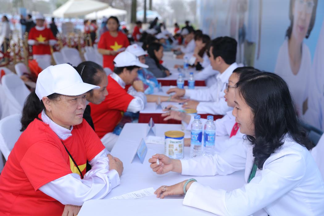 C&aacute;c b&aacute;c sĩ Trung t&acirc;m dinh dưỡng Vinamilk tư vấn sức khỏe v&agrave; chế độ dinh dưỡng cho người cao tuổi tham gia chương tr&igrave;nh