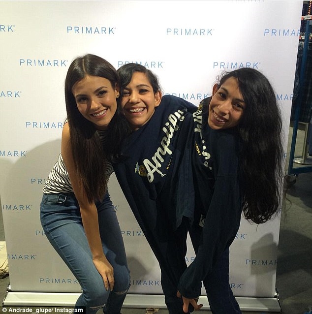 Bất chấp nguy hiểm, chị em sinh đ&ocirc;i d&iacute;nh nhau kh&ocirc;ng chịu t&aacute;ch rời - Ảnh 6.