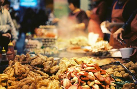 Hong Kong (Trung Quốc): C&aacute;c địa điểm ẩm thực nổi tiếng ở xứ cảng thơm c&oacute; thể kể t&ecirc;n như Temple Street Night Market, Sham Shui Po, v&agrave; Graham Street. M&oacute;n phải thử l&agrave; thịt heo chua ngọt.