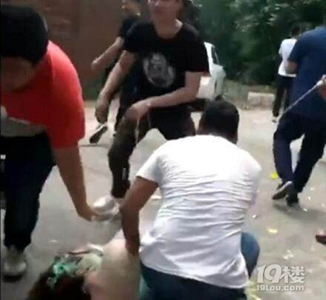 Clip: C&ocirc; g&aacute;i l&agrave;m ph&ugrave; d&acirc;u bị nhiều thanh ni&ecirc;n s&agrave;m sỡ g&acirc;y sốc - Ảnh 3.